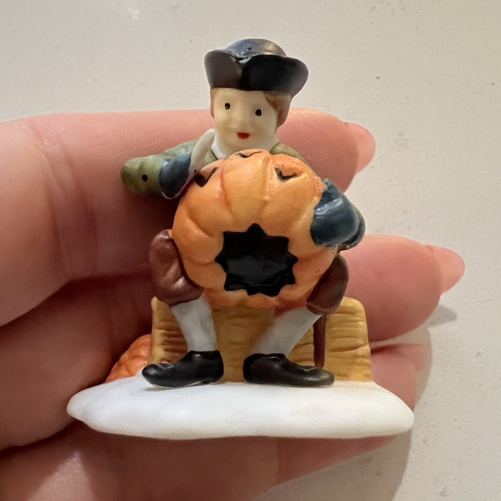 Dept 56 Sleepy Hallow Boy Carving Pumpkin Figurine 1.75"‎ HV Series Halloween